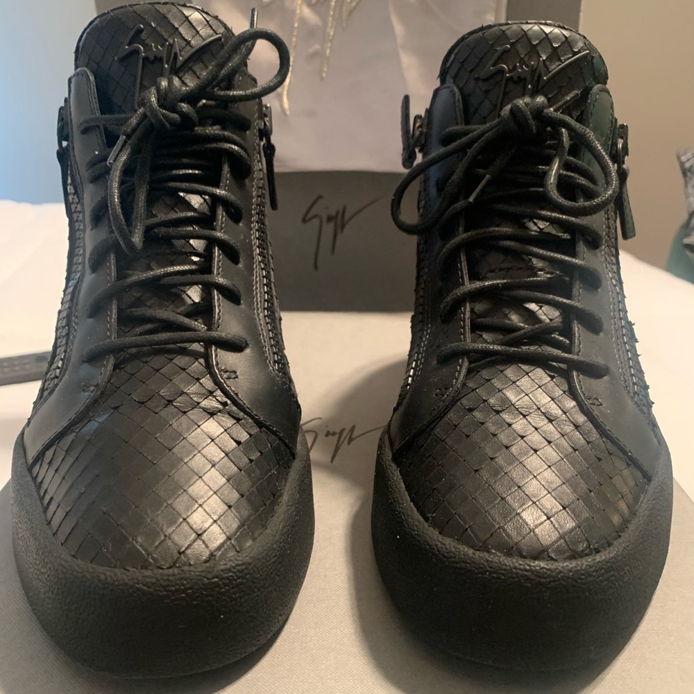 Giuseppe Zanotti Kriss
